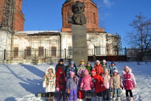У памятника П.П.Бажова